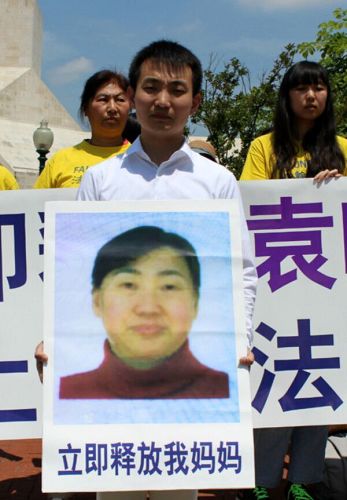 五月二十七日中午，美国华府居民杜海芃在中共驻美使馆前要求立即释放日前在大连家中遭绑架的母亲袁晓曼。