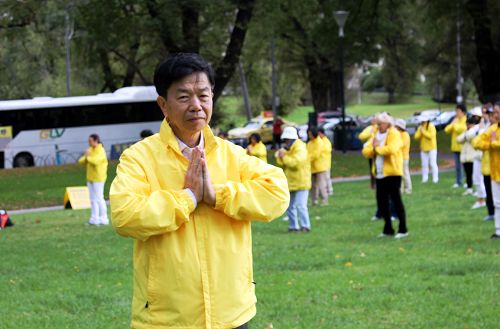 圖5：越南華人大法弟子劉先生說：「修鍊十幾年，人越活越年輕。」