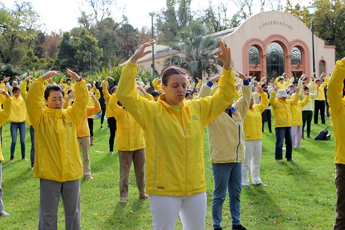 圖8：希臘移民索菲亞（Sofia）四年前開始修鍊，她說：「師尊把我拉出泥潭，為我指出了一條充滿光明的真修之路。」