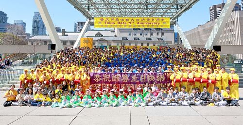 图1：多伦多学员庆祝法轮大法日，恭贺李洪志师尊生日快乐！