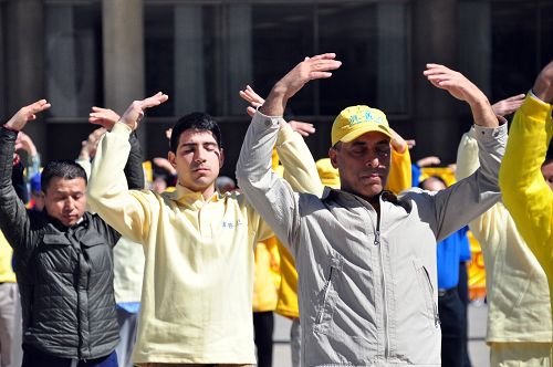 图2-4：法轮功学员在多伦多市府广场集体炼功，展示大法的祥和与美好。