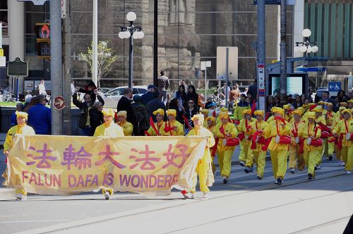 圖15-18：隨後，學員們在多倫多市中心遊行，讓更多民眾了解法輪功的真相。