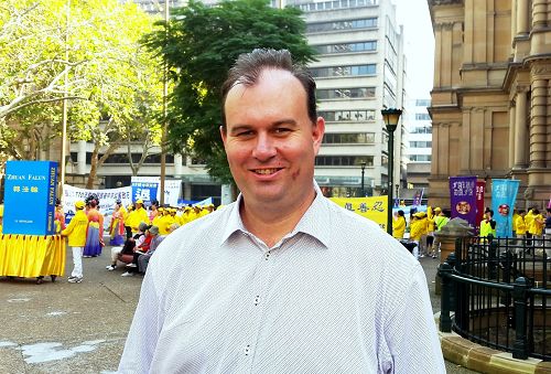 圖21：帕拉馬塔市政議員詹姆斯?肖（Councillor James Shaw Parramatta City Council）支持法輪功慶典活動