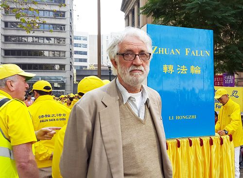图23：中国人权活动家鲍勃•文尼康博（Bob Vinnicombe）也前来参加游行