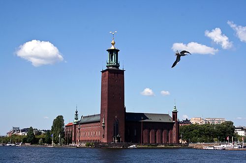 斯德哥爾摩市政廳位於瑞典首都市中心的梅拉倫湖畔，是斯德哥爾摩的形象和代表，也是該市市政委員會的辦公場所，每年諾貝爾晚宴都在這裡舉行。