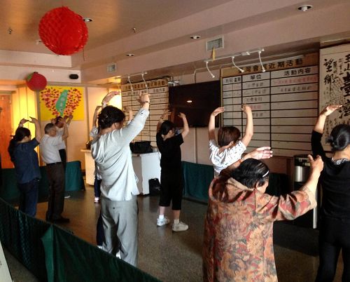 新学员在台湾会馆“法轮大法九天班”上学功。（摄影：TINA周）