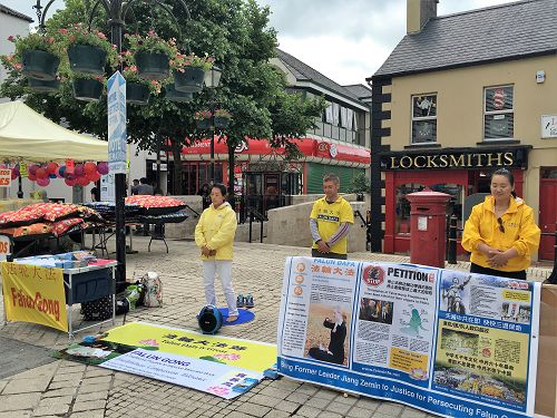 北爱尔兰法轮功学员在弗马纳郡恩尼斯基伦镇的繁华商业街举行活动，揭露中共活摘器官
