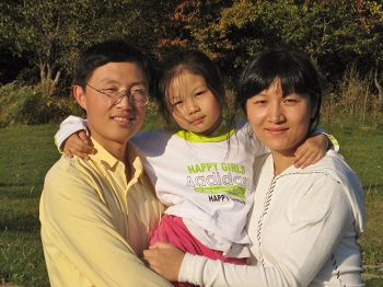 吕适昕（右）和丈夫李国友（左）和他们的女儿（中）