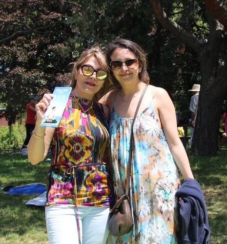 图5：伊朗裔游客Maryam和妈妈Bhnaz对法轮功很感兴趣
