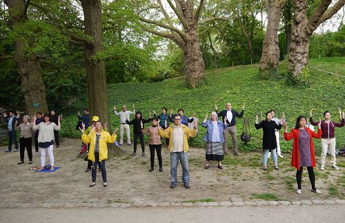 法國巴黎舒蒙山公園裡的法輪功煉功點