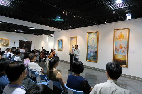 前文建会副主委洪庆峰（中立者）赞扬艺术家们坚持真理。