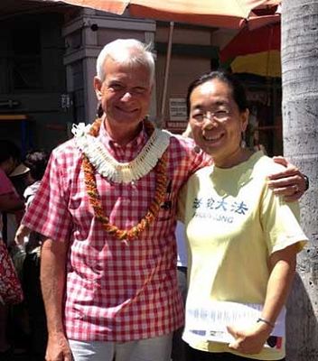 夏威夷州檀香山市市长考德威尔和法轮功学员合影表示支持