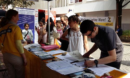 图3：德国国际文化周上，民众签名支持法轮功学员反迫害