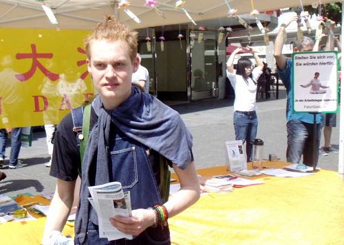 维尔茨堡非洲节上，十八岁青年Nathan Dombrowski关注在中国发生的对法轮功的迫害