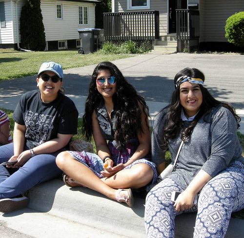 多伦多大学大学生Maddy Gupta（中）和威尔弗里德•劳雷尔大学学生Nandani Seth 女士（左）及其妹妹（右）。她们表示法轮大法团队很了不起。