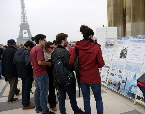 图1-2：巴黎人权广场上，游人观看法轮功真相展板