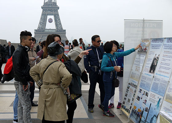 巴黎人权广场 中西游客支持法轮功