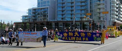 法轮功学员参加了加拿大规模最大的牛仔节开幕游行