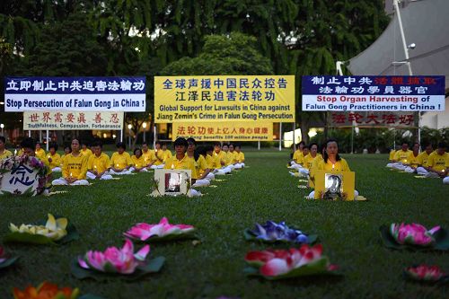 图4-6：新加坡法轮功学员烛光悼念被中共迫害致死的中国大陆同修。