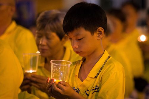 法轮功学员在台北举办烛光悼念活动，呼唤世人做出正确的选择。