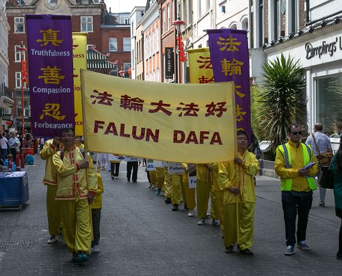 二零一六年七月十六日，法轮功学员反迫害游行队伍走在伦敦唐人街上