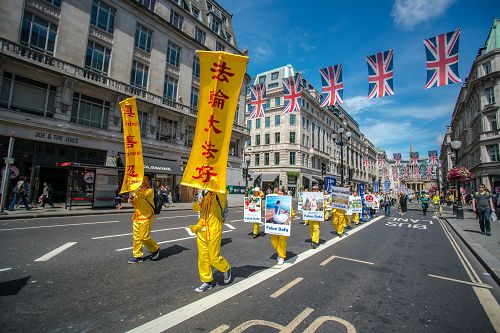 法轮功学员在伦敦市中心的游行队伍