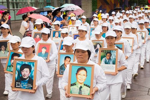 图8-9：悼念在中国大陆被迫害致死的法轮功学员