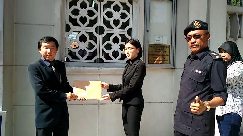 法轮功学员代表到中共驻马大使馆递交抗议信。多年来，法轮功学员持续不断的讲真相，使越来越多的官员了解真相。