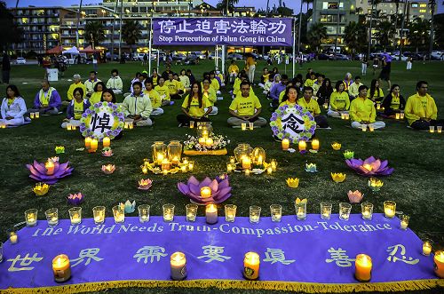 夜幕降临，法轮功学员举办烛光悼念，悼念被迫害致死的法轮功学员，呼吁制止迫害。