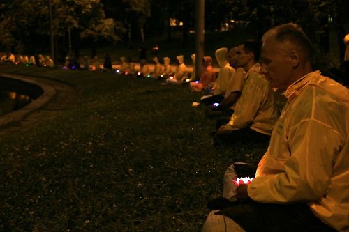 图6：傍晚，学员并举办烛光守夜活动，呼唤正义良知。