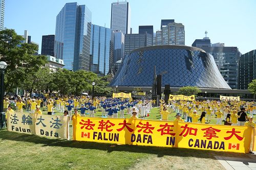 圖1-3：近千名法輪功學員多倫多市中心都市會堂（Metro Hall）外舉行集體大煉功