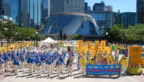 圖4-5： 加拿大各地的部分法輪功學員在多倫多市中心都市會堂（Metro Hall）外舉行集會