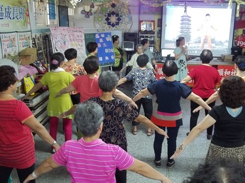 图：台湾宜兰县生命线协会“美好人生系列活动”中，社区民众与志工认真学炼法轮功