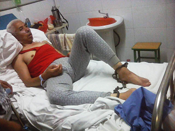 崔廣福在臨汾市地區醫院，雙腳戴著腳鐐