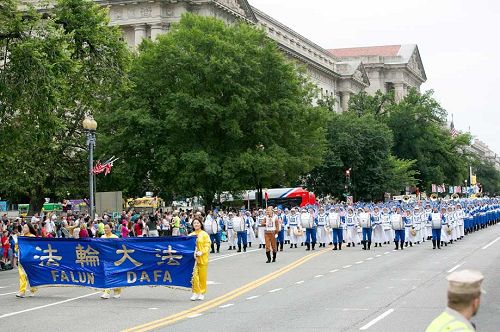 图1-9：法轮功学员参加美国首都的独立日游行