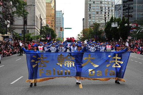 图1-7：温哥华法轮功学员参加国庆游行，市民赞扬法轮功队伍阵容庞大