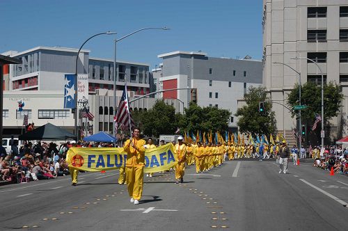 图1-2：二零一六年七月四日，旧金山湾区的法轮功学员应邀参加红木城独立日游行，受到主办方和中西民众的赞誉。