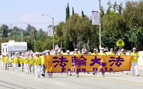 图4：法轮功学员参加大洛杉矶地区哈仙达岗市的国庆游行，希望人们了解法轮功的真相。