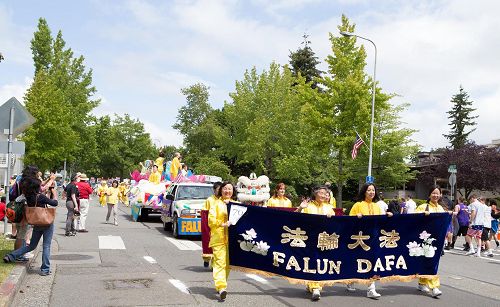 图1-4：美国西雅图地区的法轮功学员在七月四日，华盛顿州柯克兰国庆游行中。