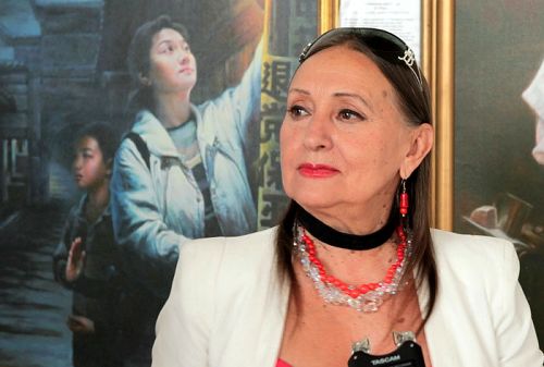 乌克兰谢弗琴科大奖得主拉里萨-卡多奇尼科娃观看完画展后接受采访