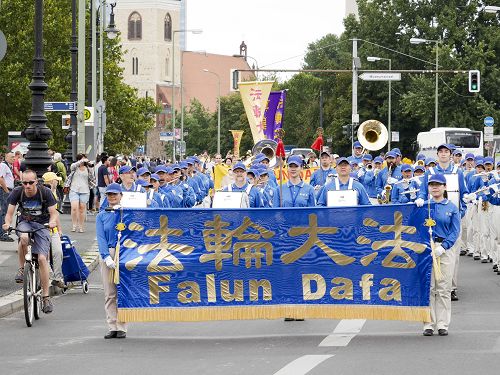 來自歐洲各國的部分法輪功學員於二零一六年七月三十日在柏林市中心舉辦大遊行，天國樂團打頭陣。