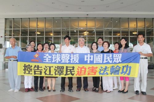 图4：市议员李文正（中左）与法轮功学员一起在台南市议会呼吁“捍卫人权，制止迫害”。