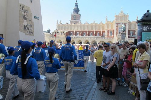 图1：欧洲天国乐团步入中央集市广场
