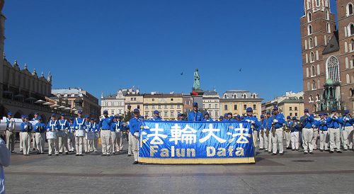 图2-3：欧洲天国乐团在波兰克拉科夫古城集市广场表演