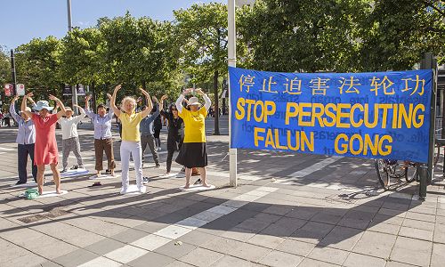 图1，法轮功学员在斯德哥尔摩北城广场举行讲真相、征签反迫害活动