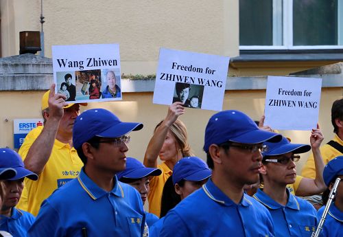 图：捷克法轮功学员在布拉格中使馆前抗议，声援王治文，要求还他自由。同时呼吁民众帮助制止迫害，制止中共活摘法轮功学员器官的罪行。