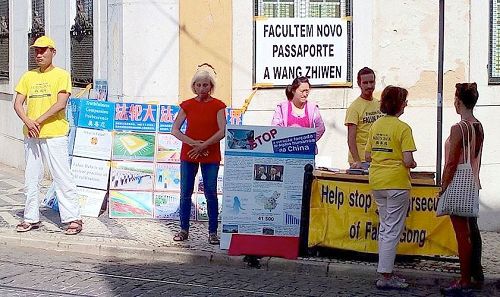 图1-3：葡萄牙部分法轮功学员在里斯本中使馆前举办和平抗议，声援王治文。