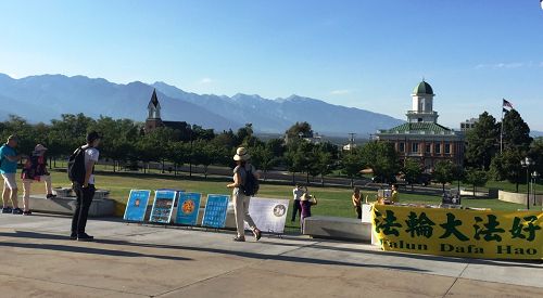 圖7：遊客在猶他州議會大廈門口的草坪上學煉法輪功