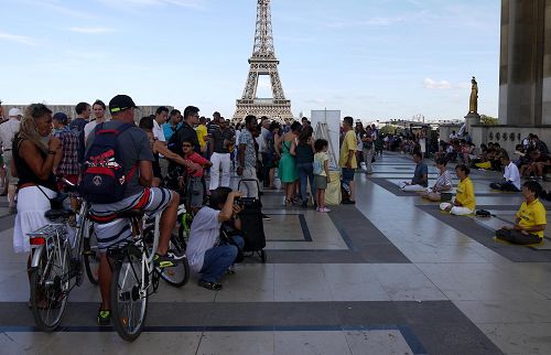 图1：巴黎人权广场上，游客观看法轮功学员演示功法