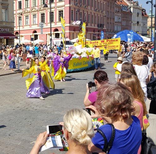 '图1～6：法轮功学员参与波兰多元文化节游行'
